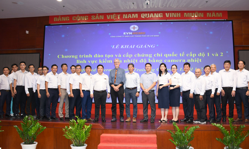 Lãnh đạo EVNHCMC và các học viên tham gia khóa đào tạo. Ảnh: Minh Khuê.