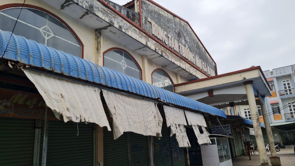 Trung tâm thương mại Gành Hào, tỉnh Cà Mau xây dựng đã lâu nhưng tiểu thương chê không vào mua bán. Ảnh: Nhật Hồ