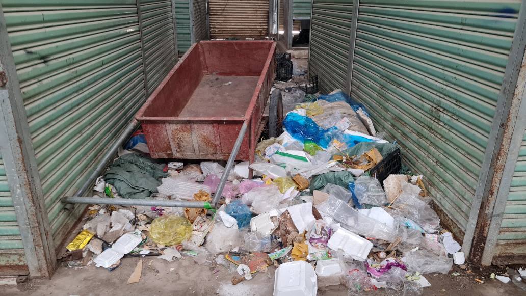 Rác thải sinh hoạt được đổ nhiều nơi tại Trung tâm thương mại Gành Hào, Cà Mau. Ảnh: Nhật Hồ