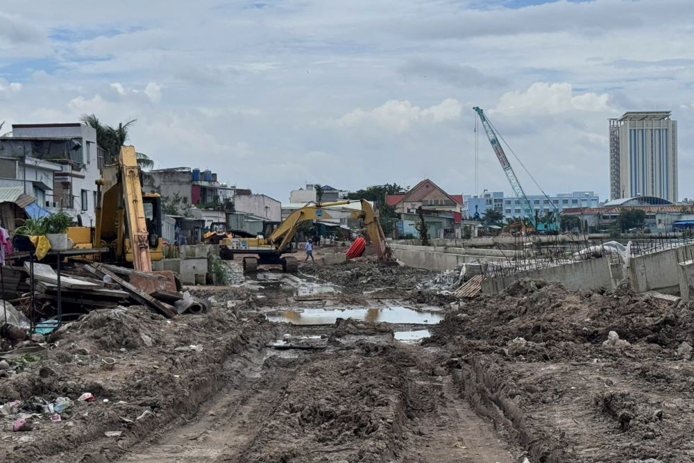 Máy móc hối hả san lấp, vận chuyển vật liệu để đẩy nhanh tiến độ. Ảnh: Anh Tú