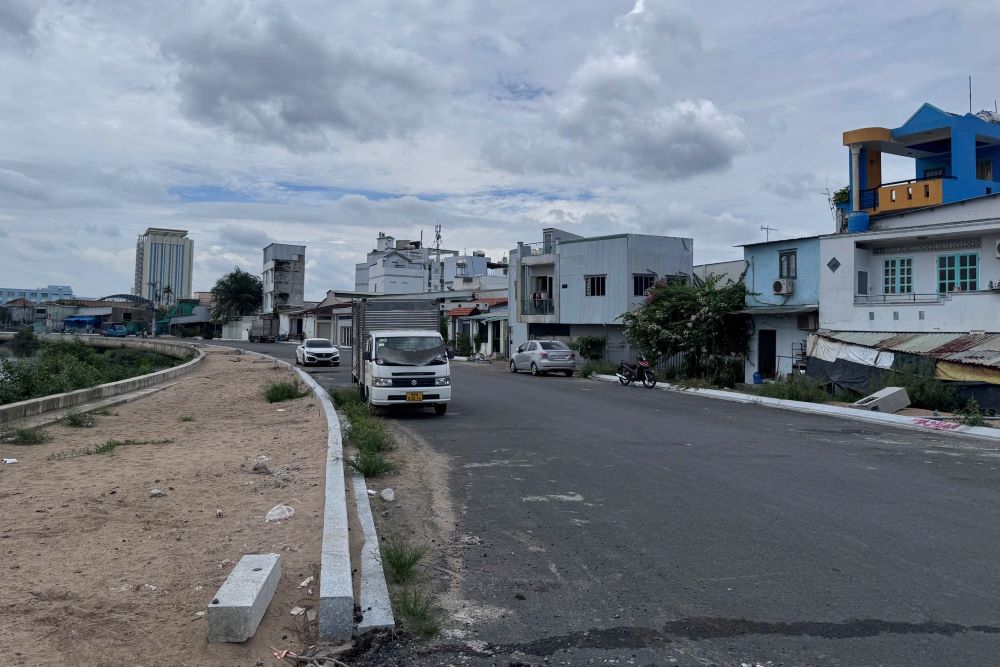 Công trường thi công dự án đoạn cầu An Lạc tới cống Nước Lên (quận Bình Tân trước đây) nhiều đoạn hoàn thành thảm nhựa. Ảnh: Anh Tú