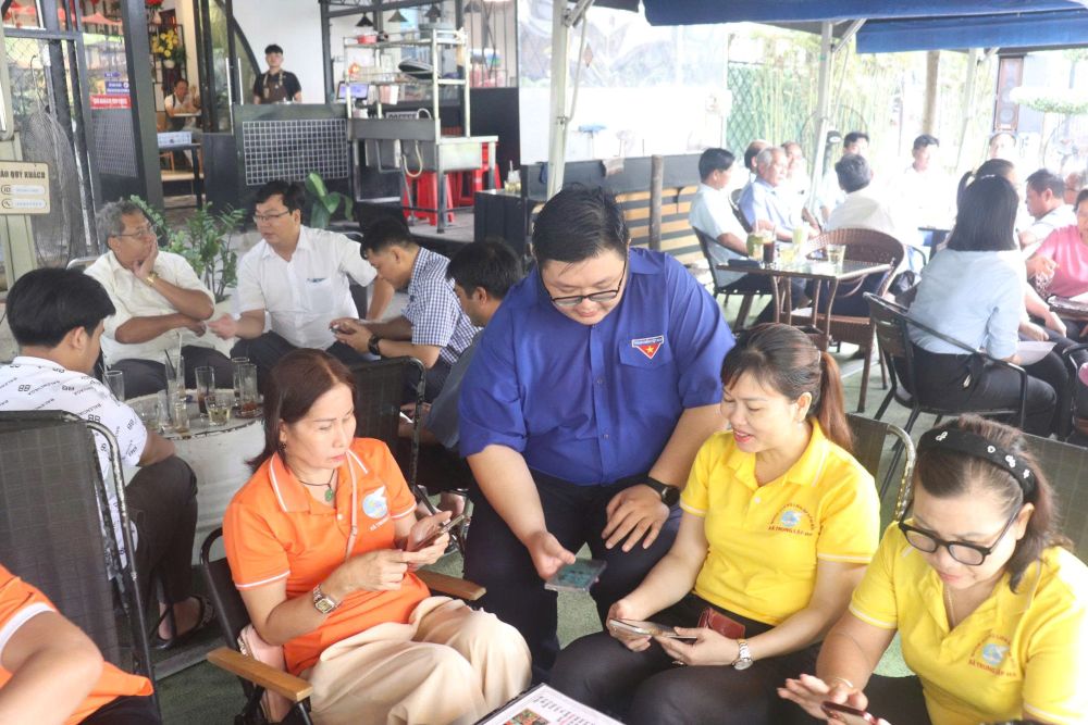 Bà con ở xã Nhuận Đức (TPHCM) cảm thấy rất phấn khởi khi chính quyền ngày càng gần dân. Ảnh: Thế Toàn