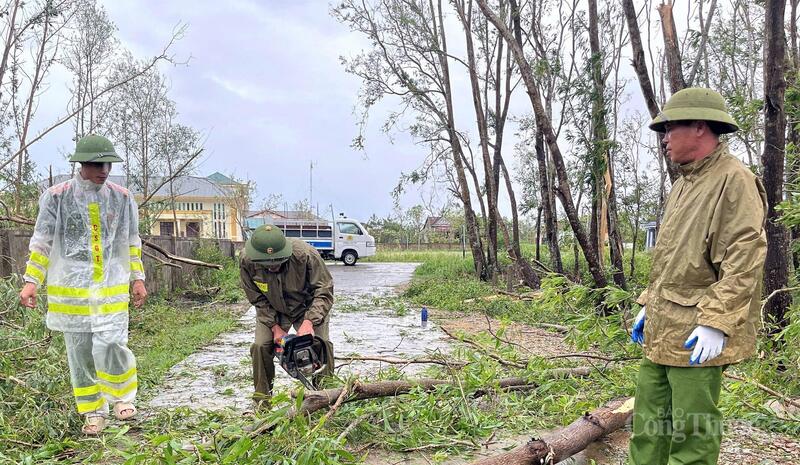 Lực lượng chức năng căng mình hỗ trợ nhân dân khắc phục hậu quả mưa lũ. Ảnh: Trọng Tùng