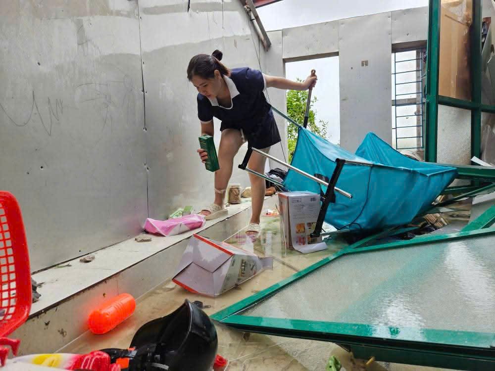 người dân xã Yên Khánh dọn dẹp nhà cửa sau khi dông lốc đi qua. Ảnh: Nguyễn Trường