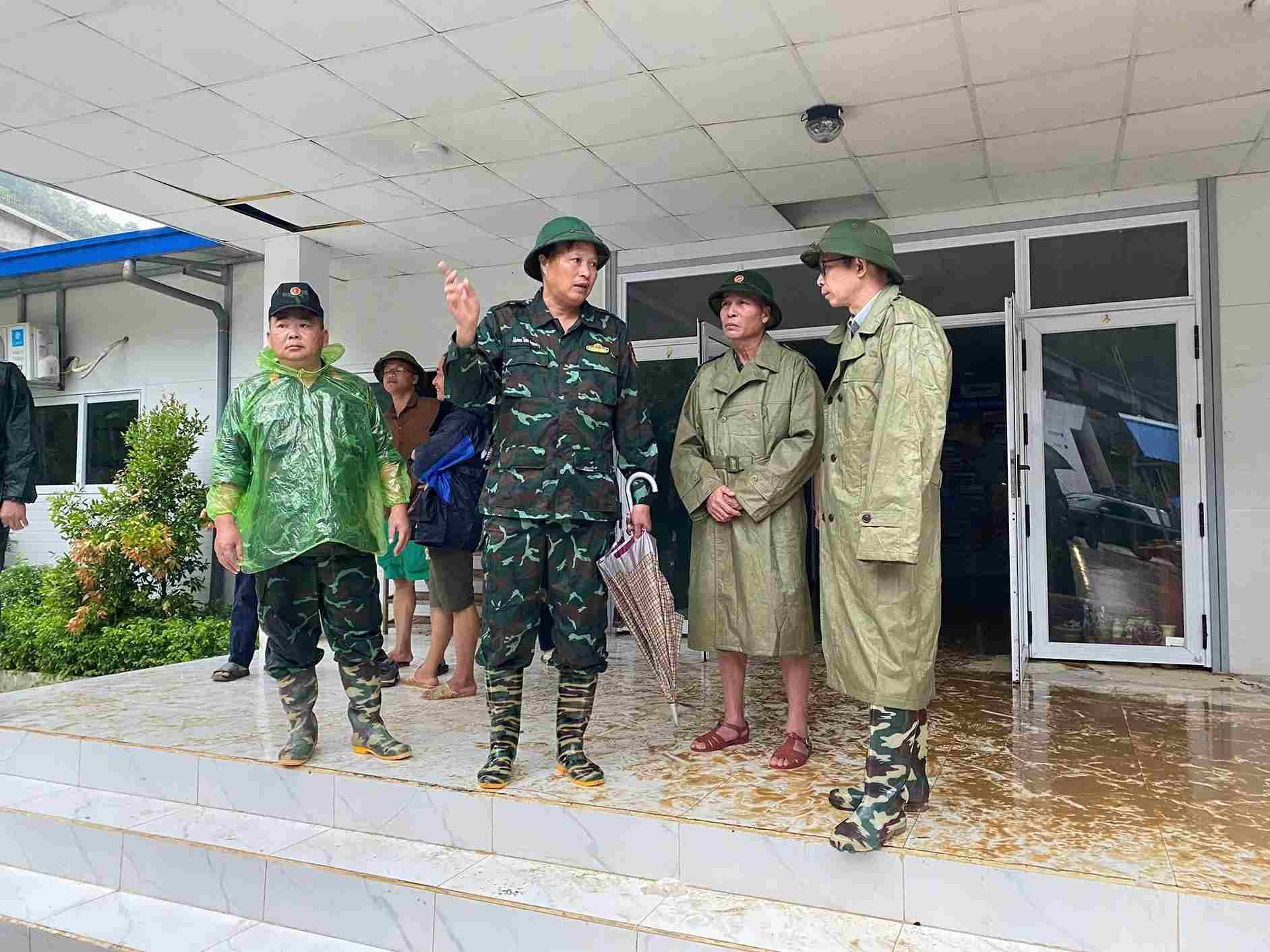 Phó Chủ tịch UBND tỉnh Cao Bằng Hoàng Văn Thạch (cầm ô) chỉ đạo tìm kiếm 3 công nhân mất tích. Ảnh: Tân Văn