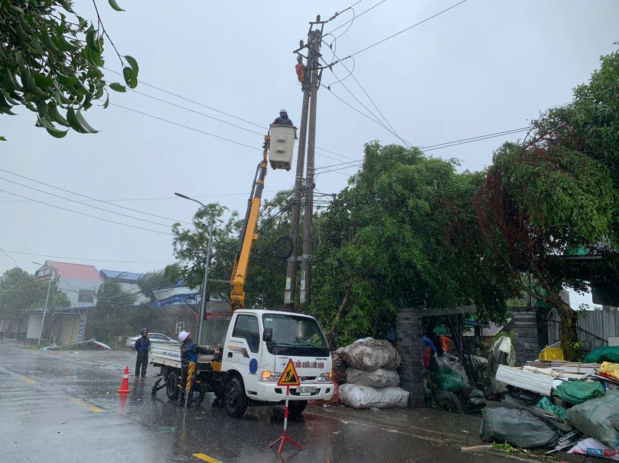 Ngành điện lực Ninh Bình đang nỗ lực khắc phục hậu quả để cấp điện trở lại. Ảnh: Nguyễn Trường