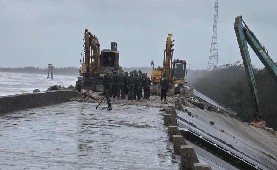 Lực lượng chức năng khắc phục sự cố sạt, sập kè Hải Thịnh. Ảnh: Nguyễn Trường