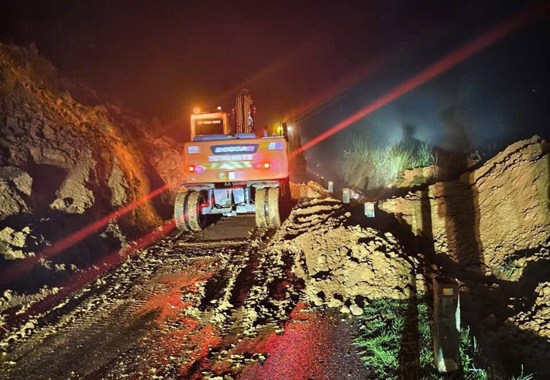 Mưa lũ gây ngập hoa màu, chia cắt giao thông và sạt lở đất đá tại Cao Bằng. Ảnh: Công an Cao Bằng