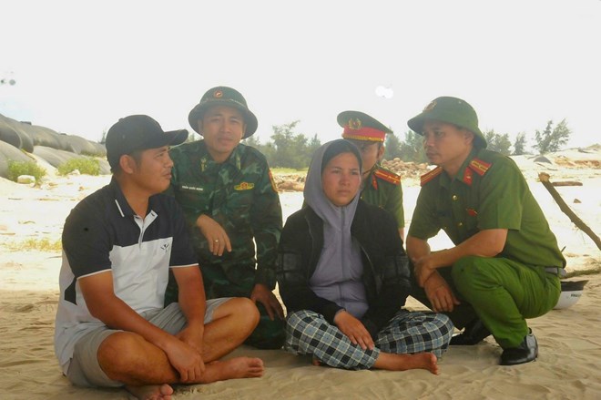 Biển êm ả trở lại sau bão số 10, người thân các thuyền viên mất tích thẫn thờ ngóng tin