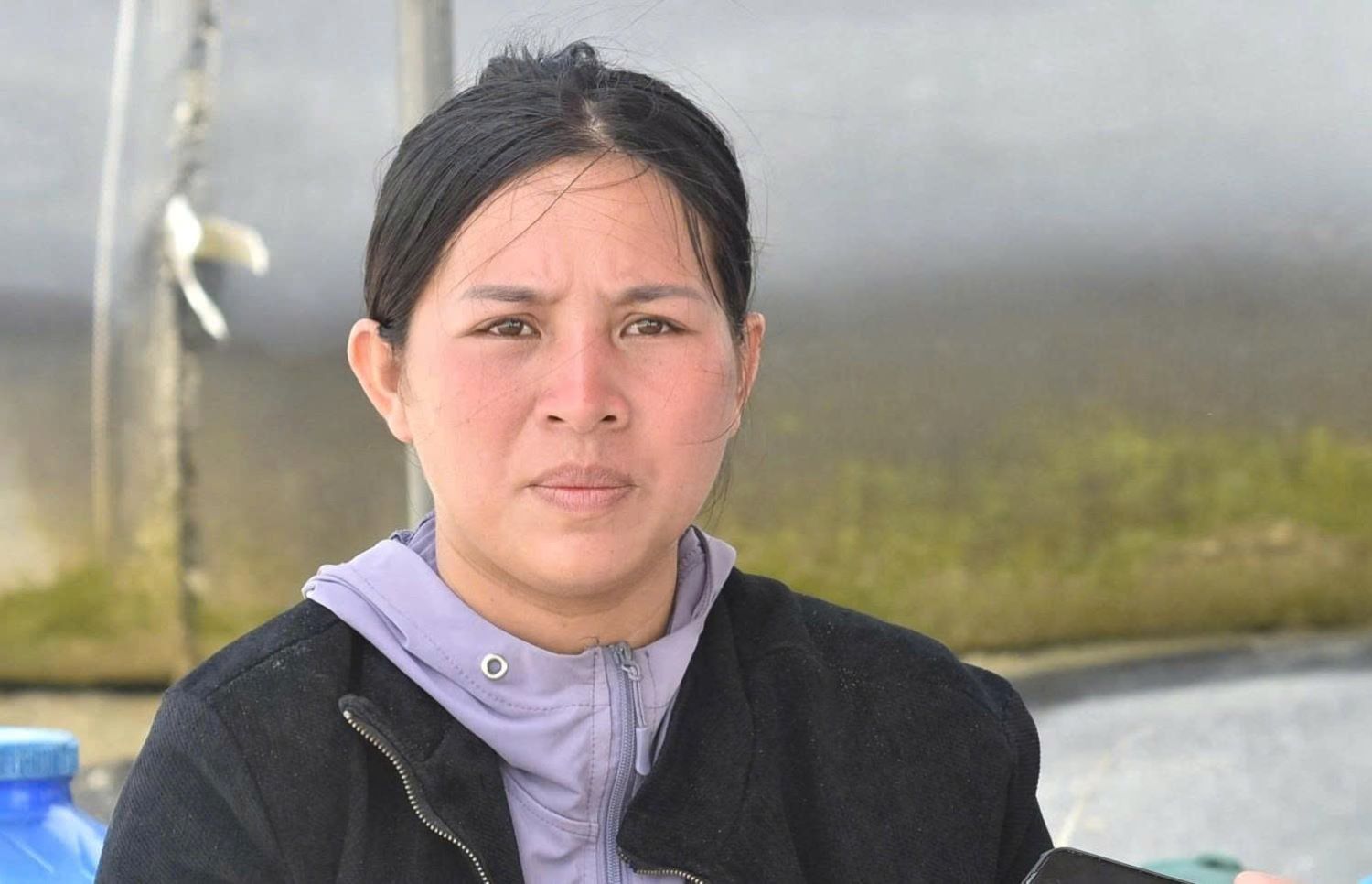 Ngày thứ 3, chị Linh có mặt khu vực biển xã Nam Cửa Việt để ngóng chờ tin của người thân đang mất tích. Ảnh: Hàn Nguyên