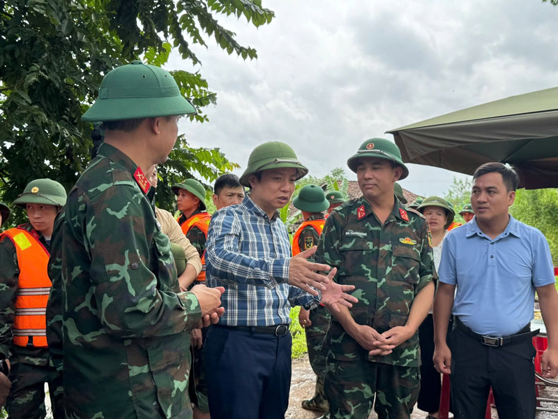 Chủ tịch UBND tỉnh Lê Hải Hòa (áo kẻ) chỉ đạo công tác khắc phục hậu quả mưa lũ. Ảnh: Công an Cao Bằng