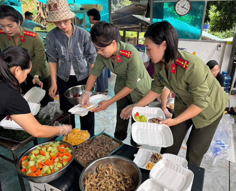 Trong lũ dữ người dân và các cán bộ chiến sĩ cùng nhau hỗ trợ người gặp khó. Ảnh: Công an Cao Bằng
