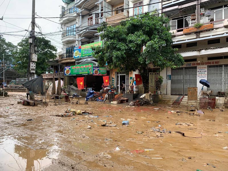 Nước rút là lúc lượng bùn đất, rác thải khổng lồ cần dọn dẹp. Ảnh: Công an Cao Bằng