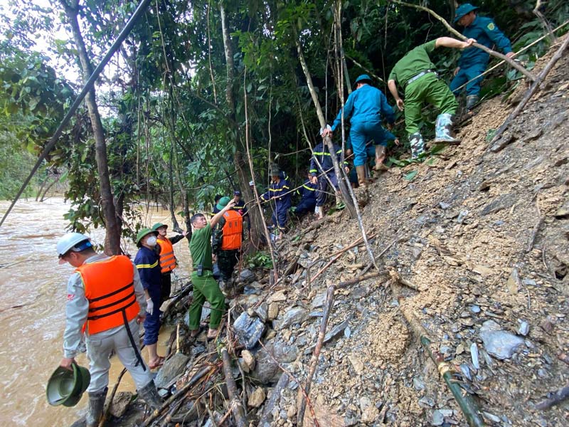 Lực lượng chức năng rất vất vả khi tìm kiếm những người mất tích. Ảnh: Bộ CHQS Cao Bằng