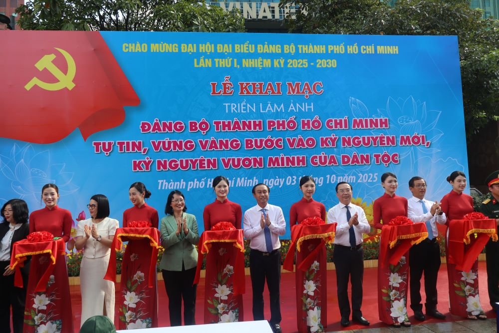 Lễ cắt băng khai mạc triển lãm “Đảng bộ TP.HCM: Tự tin, vững vàng bước vào kỷ nguyên mới”. Ảnh: Anh Tú