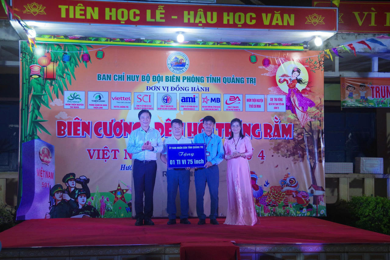 Phó Chủ tịch Thường trực UBND tỉnh Quảng Trị Hoàng Nam trao tặng ti vi cho Trường Tiểu học và THCS Hướng Việt.