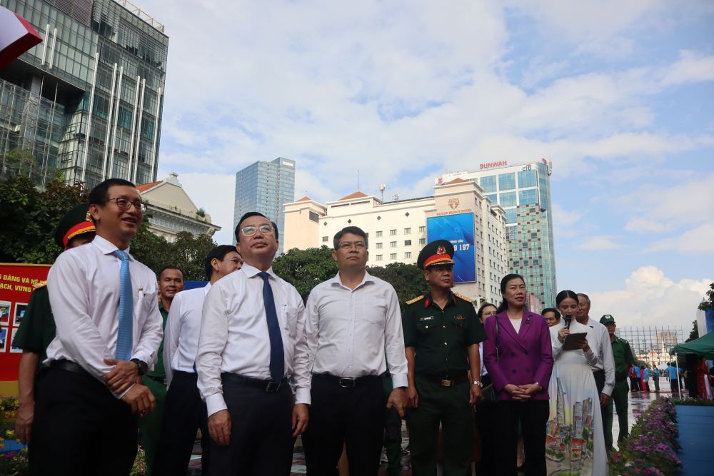 Lãnh đạo Thành phố tham quan triển lãm tại phố đi bộ Nguyễn Huệ. Ảnh: Anh Tú
