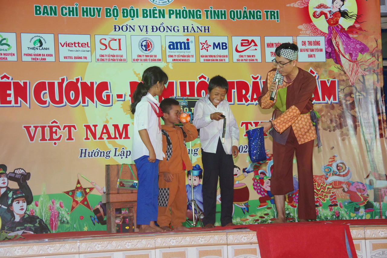 Các em thiếu nhi hào hứng tham gia trò chơi cùng chú Cuội trong chương trình “Biên cương - Đêm hội trăng rằm” tại xã Hướng Lập.