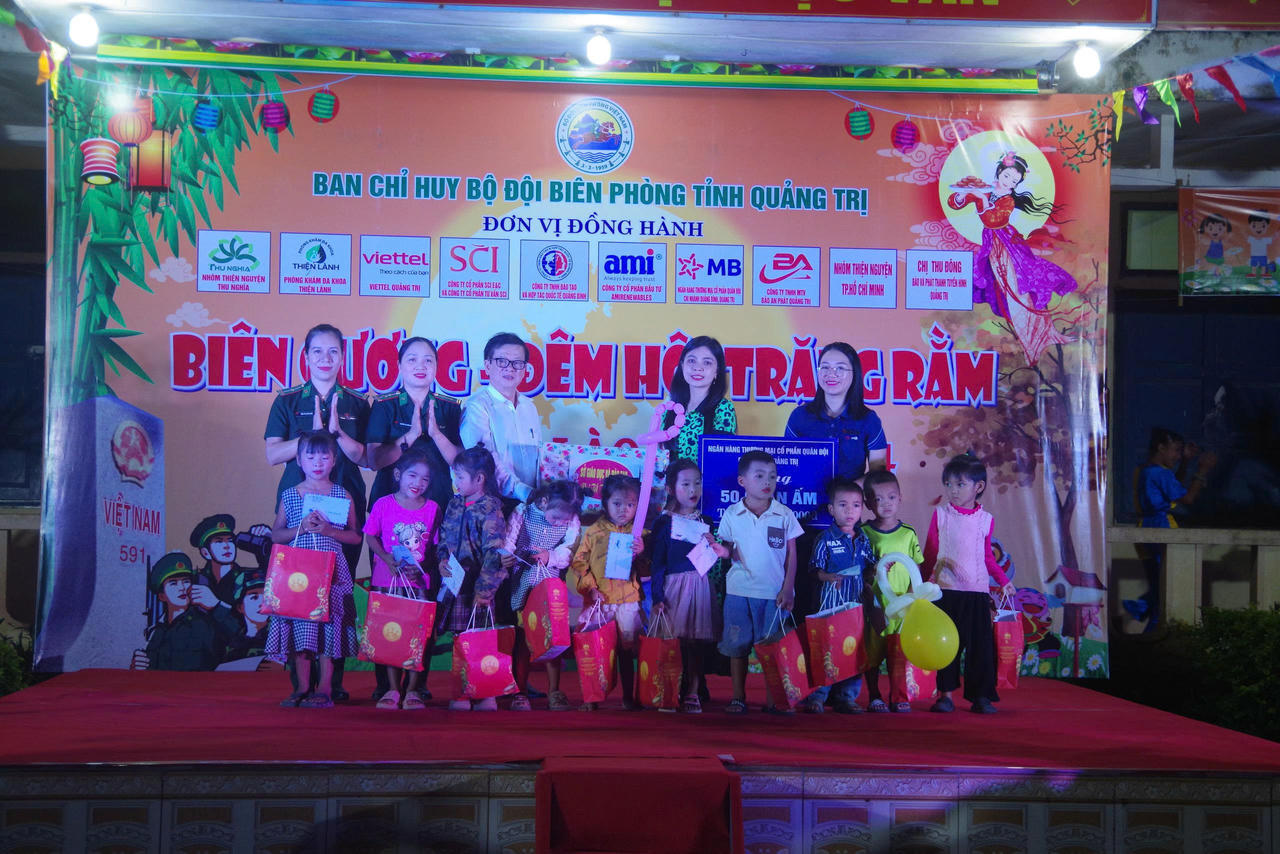 Lãnh đạo Ban Chỉ huy BĐBP và đại diện các đơn vị đồng hành tặng học bổng cho các em học sinh.