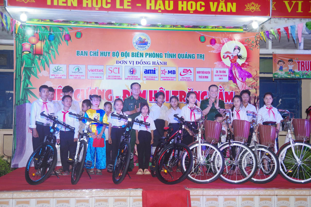 Lãnh đạo Ban Chỉ huy BĐBP tỉnh trao tặng xe đạp cho các học sinh có hoàn cảnh khó khăn 2 bên biên giới.