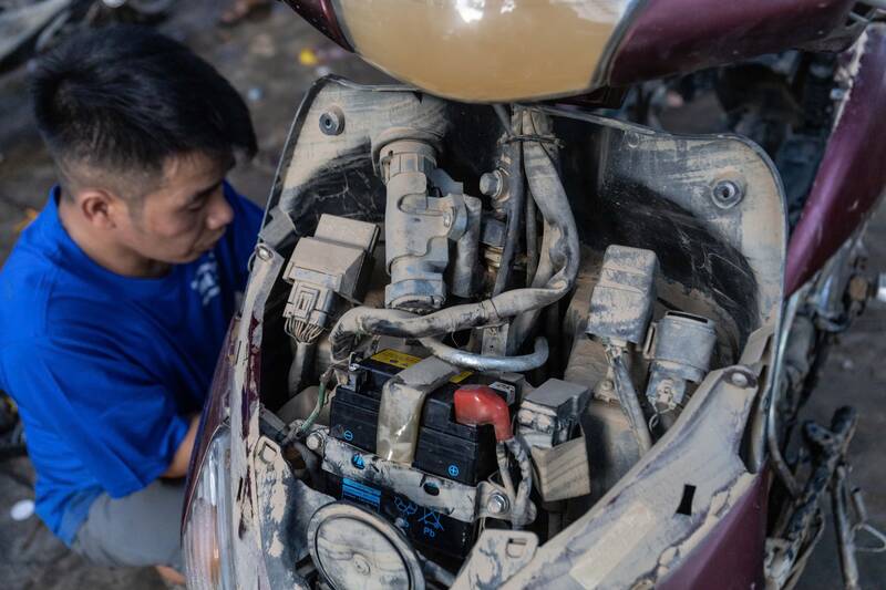 Những chiếc xe hoạt động bình thường qua bàn tay của những người thợ lành nghề. Ảnh: Vũ Mừng