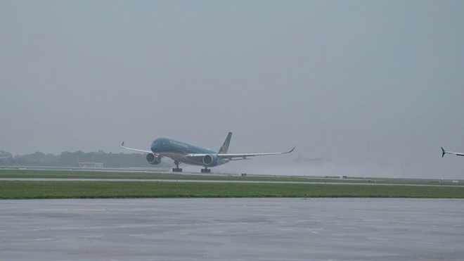 Mưa giông lớn ảnh hưởng hoạt động bay tại sân bay Nội Bài