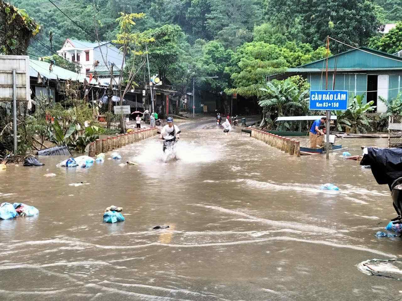 Lũ quay trở lại gây ngập gần khu vực Bệnh viện đa khoa Bảo Lâm. Ảnh: Tân Văn