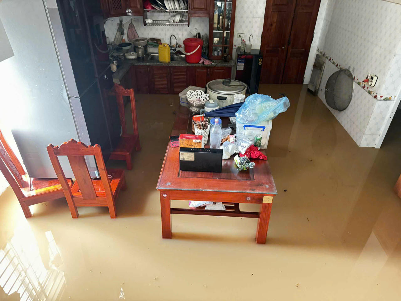 Nước tràn vào nhà gây thiệt hại về tài sản, ảnh hưởng đến sinh hoạt của người dân.