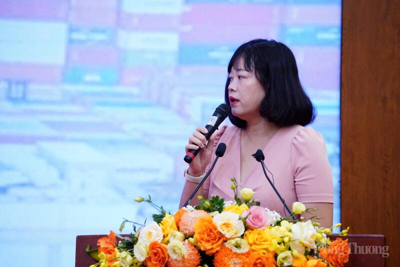 Bà Trần Thanh Bình - Trưởng phòng Xuất xứ hàng hóa, Cục Xuất nhập khẩu, Bộ Công Thương trình bày tham luận tại diễn đàn.