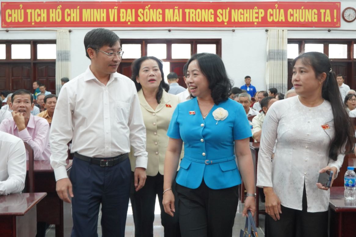 Bà Thái Thu Xương - Phó Chủ tịch Thường trực Tổng Liên đoàn Lao động Việt Nam tham dự hội nghị tiếp xúc cử tri. Ảnh: Tạ Quang