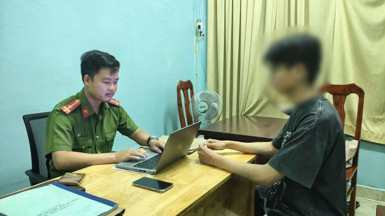 Nam sinh viên năm nhất được Công an Đà Nẵng giải cứu khỏi vụ lừa đảo, bắt cóc online. Ảnh: CACC