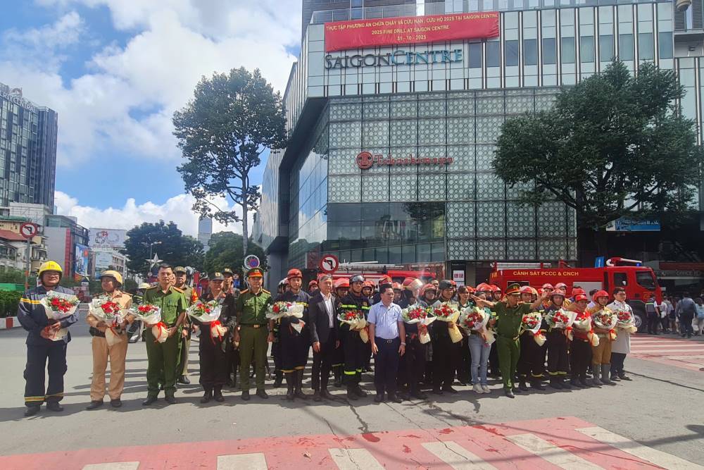 Ban chỉ huy diễn tập, lãnh đạo các đơn vị và đại diện toà nhà Saigon Centre chụp hình lưu niệm kết thúc buổi thực tập. Ảnh: Thanh Tàu