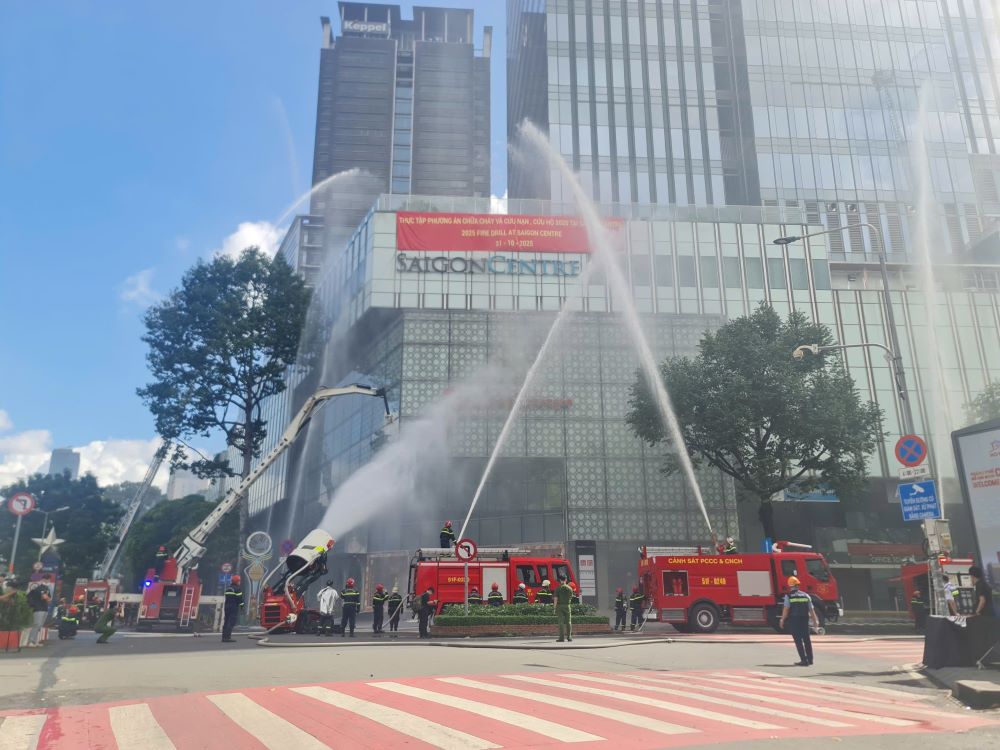 Xe thang và nhiều thiết bị hiện đại được huy động tiếp cận tầng cao, hỗ trợ công tác cứu người tại Saigon Centre. Ảnh: Thanh Tàu
