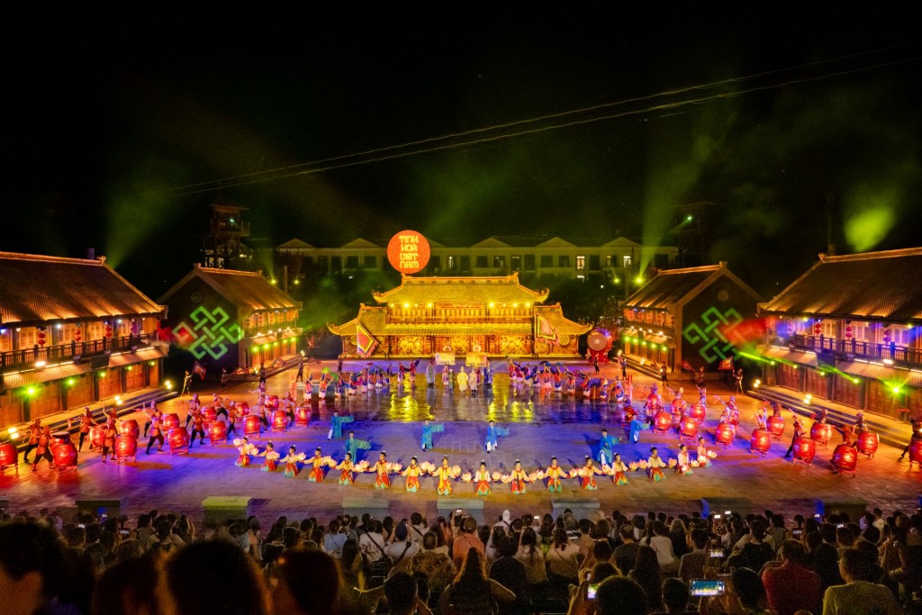 Vingroup cũng góp phần quảng bá rộng rãi văn hoá nghệ thuật cổ truyền dân tộc thông qua các show thực cảnh sống động, được biểu diễn tại các khu du lịch Vinpearl.