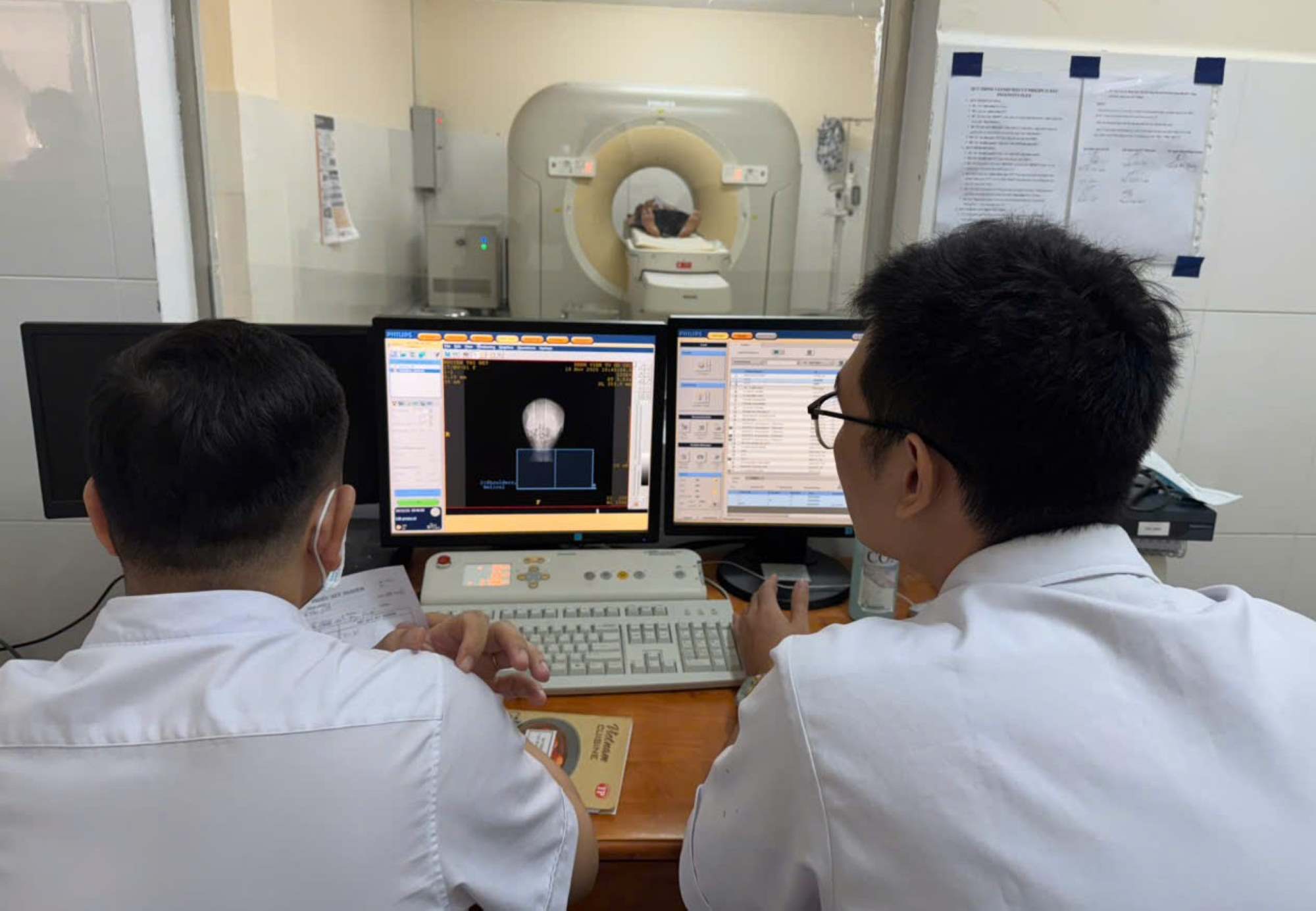 Chụp CT cho người bệnh. Ảnh: Thanh Chân