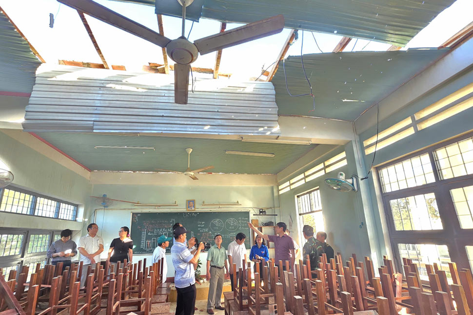 Lãnh đạo tỉnh Gia Lai kiểm tra tình hình hư hỏng tại một số trường học. Ảnh: Hoàng Anh