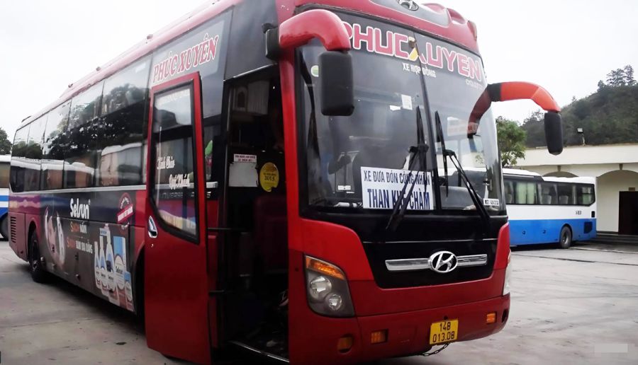Xe giường nằm của Công ty Than Khe Chàm đưa đón công nhân từ nhà đến tận công ty. Ảnh: Đoàn Hưng