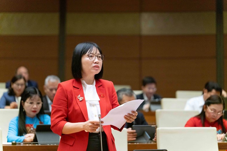 Đại biểu Nguyễn Thị Việt Nga phát biểu. Ảnh: Quochoi.vn