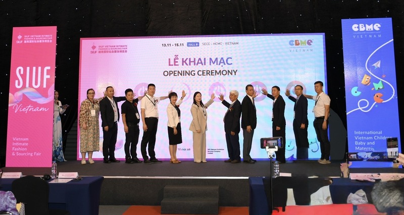 Đại biểu thực hiện nghi thức khai mạc hai triển lãm SIUF Vietnam 2025 và CBME Vietnam 2025. Ảnh: Minh Khuê