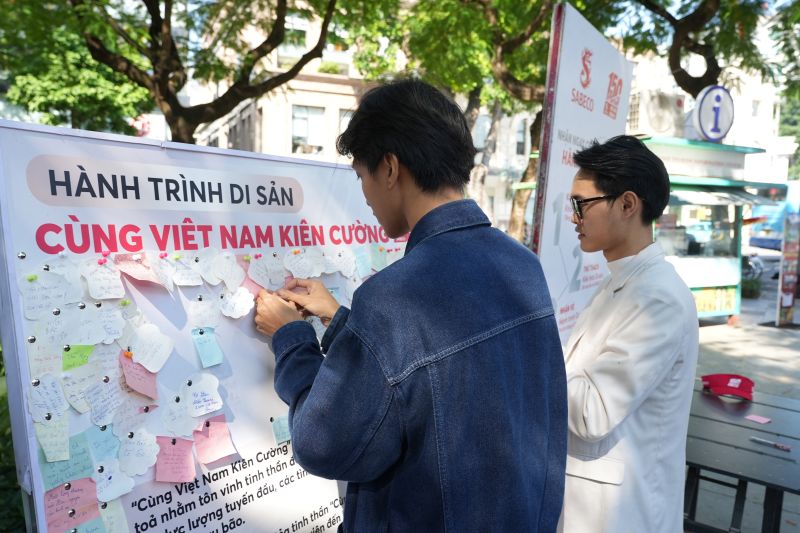 “Bức Tường Gắn Kết” nhận được sự quan tâm của đông đảo người dân tại Hà Nội. Ảnh: SABECO