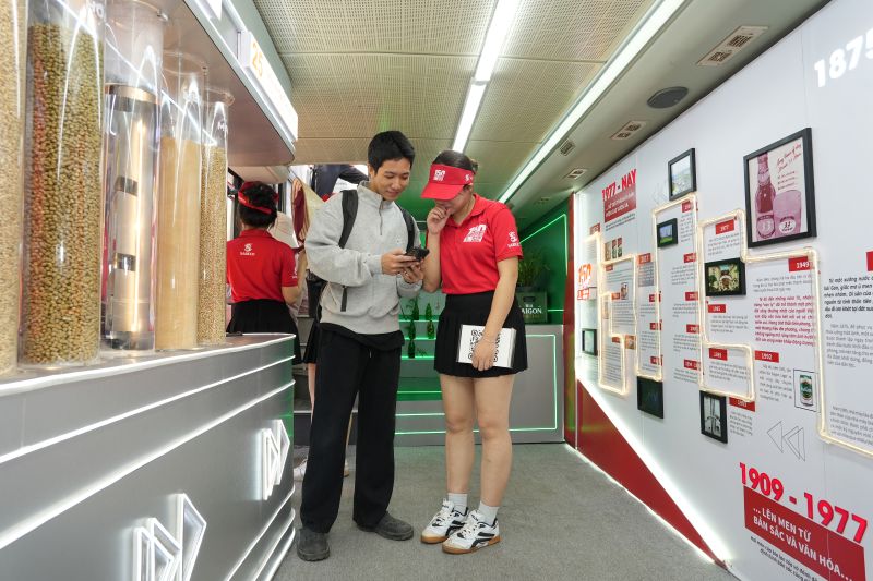 Người dân Hà Nội tương tác các khu vực trưng bày và tìm hiểu về lịch 150 năm phát triển ngành bia Việt Nam cùng SABECO. Ảnh: SABECO