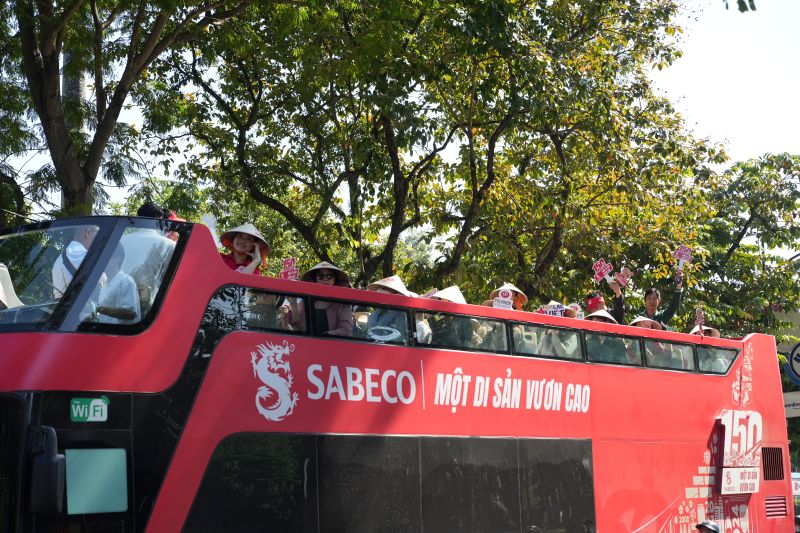 Bên cạnh các khu vực trưng bày, người dân Hà Nội được tham gia “city tour” vòng quanh thủ đô cùng các địa danh nổi bật. Ảnh: SABECO