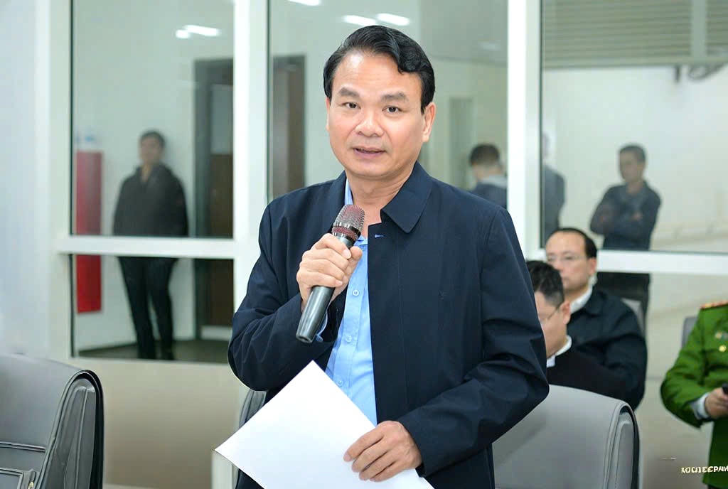 Ông Đặng Xuân Phong, Ủy viên Trung ương Đảng, Bí thư Tỉnh ủy Ninh Bình báo cáo với Phó Thủ tướng và đoàn làm việc