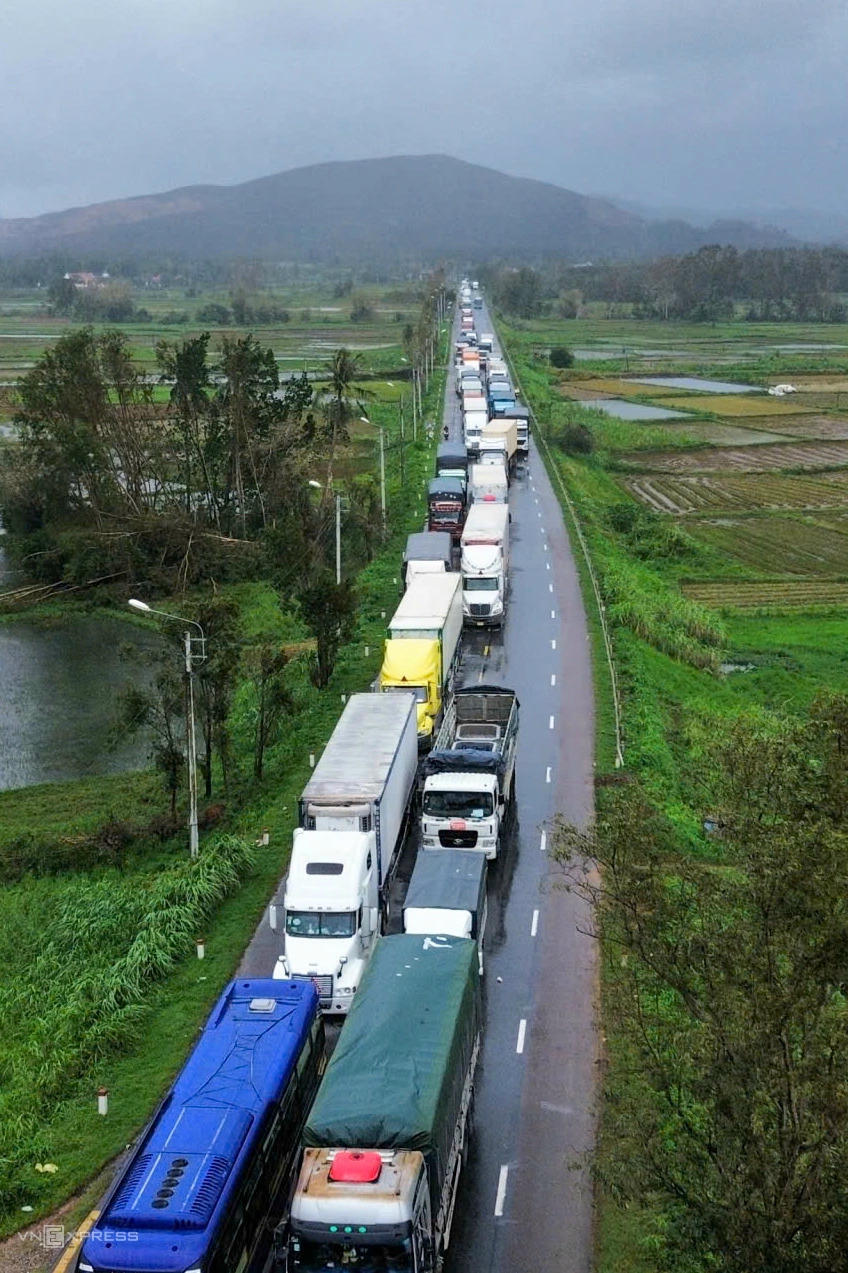 Mưa lũ khiến dòng xe kéo dài 15km trên QL1A đoạn từ xã Phù Mỹ Bắc đến Phù Cát (Gia Lai). (Ảnh: vnexpress.net)