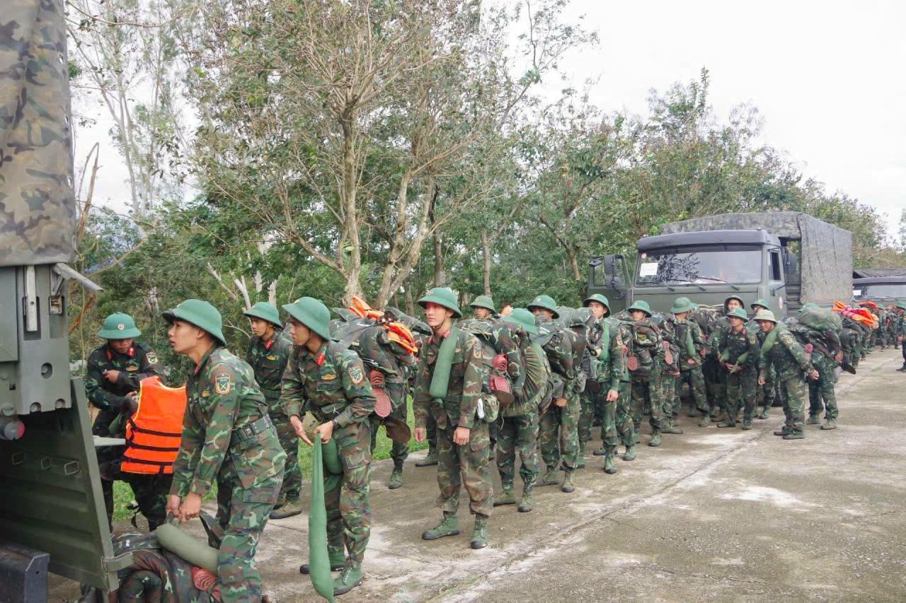 Cán bộ, chiến sĩ lên đường làm nhiệm vụ hỗ trợ Nhân dân tại Gia Lai.  (Ảnh: Thế Phong)