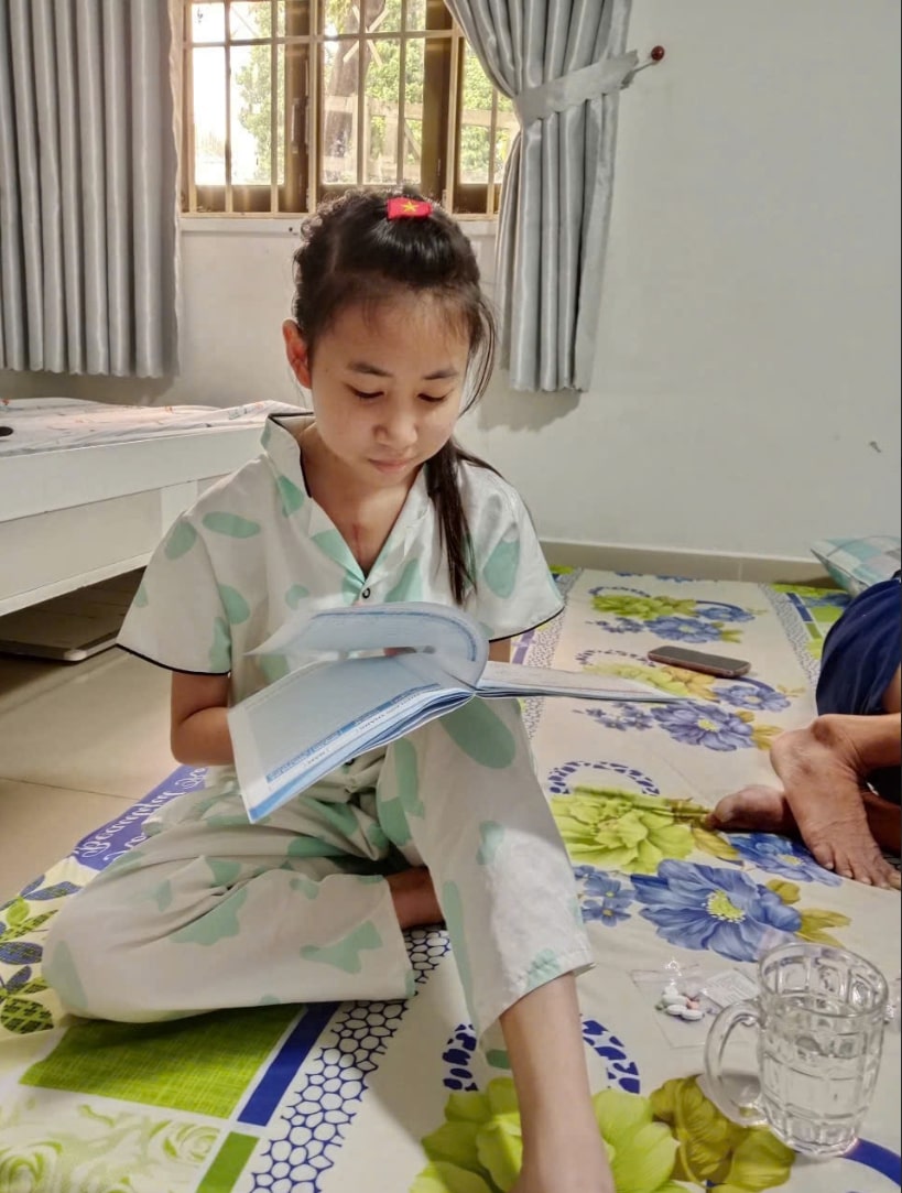 Bé Nguyễn Thị Thanh Nhũ (Đắk Lắk) trở thành trường hợp ghép tim thành công đầu tiên của chương trình “Trái tim cho em”. Ảnh: BVCC