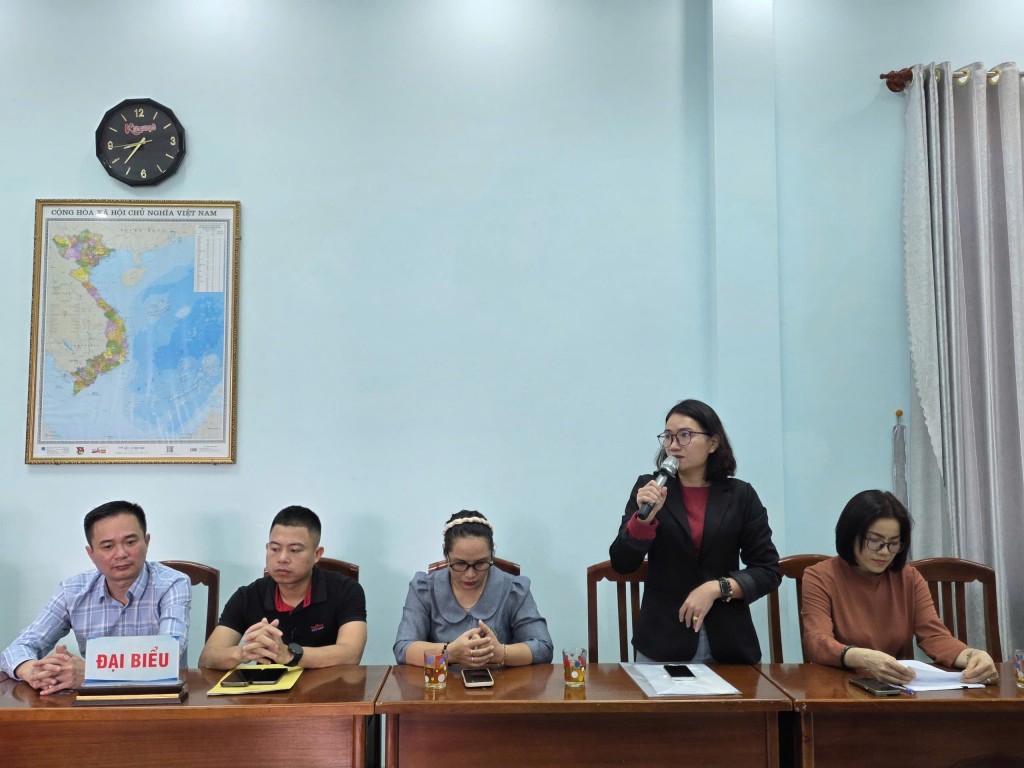 Cô Nguyễn Thị Khánh Hà, Hiệu trưởng Trường Tiểu học Số 1 Cát Trinh cảm ơn Báo Tuổi trẻ Thủ đô và các nhà tài trợ đã chia sẻ với Nhà trường và học sinh trong lúc khó khăn