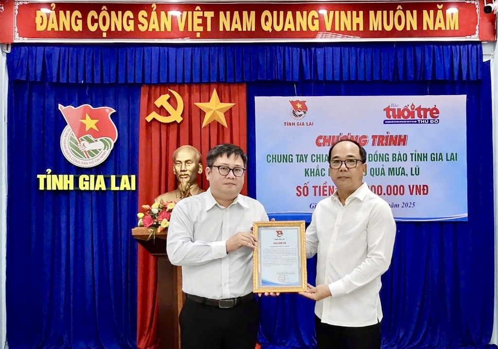 Đồng chí Nguyễn Chí Hiếu, Phó Bí thư Tỉnh đoàn, Chủ tịch Hội đồng Đội tỉnh Gia Lai, trao thư cảm ơn tới Báo Tuổi trẻ Thủ đô
