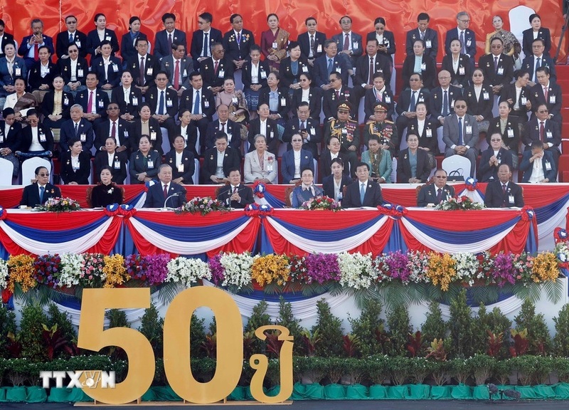 Ngay sau diễn văn của Tổng Bí thư, Chủ tịch nước Lào Thongloun Sisoulith, lễ diễu binh, diễu hành của các lực lượng vũ trang; các bộ, ban, ngành; các tổ chức, đoàn thể chính trị - xã hội diễn ra hoành tráng, trang nghiêm, thể hiện sinh động những thành tựu trên mọi lĩnh vực đời sống, xã hội, kinh tế và quốc phòng mà Đảng và nhân dân Lào đã giành được trong suốt 50 năm qua. Ảnh: Thống Nhất/TTXVN