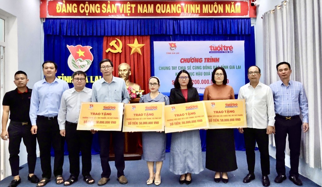 Lãnh đạo Báo Tuổi trẻ Thủ đô trao quà tặng cho 4 trường học bị ảnh hưởng bởi bão ,lũ